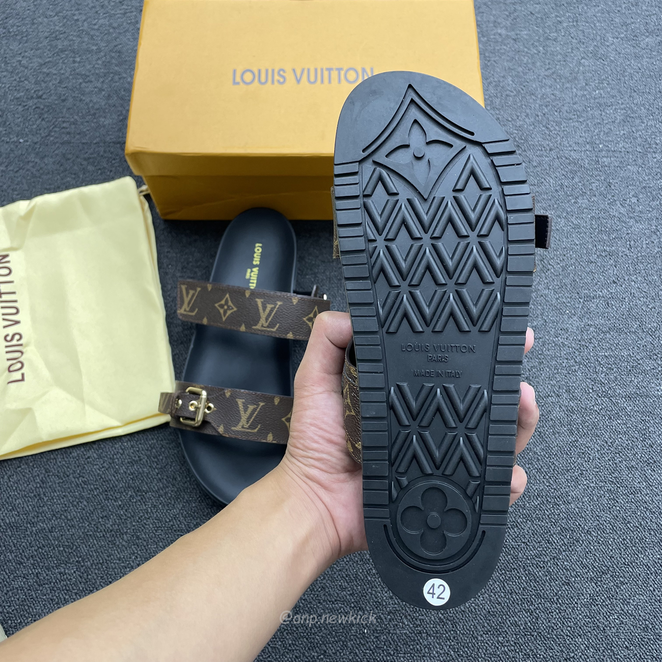 Louis Vuitton Bom Dia Flat Mule Sandals (7) - newkick.org